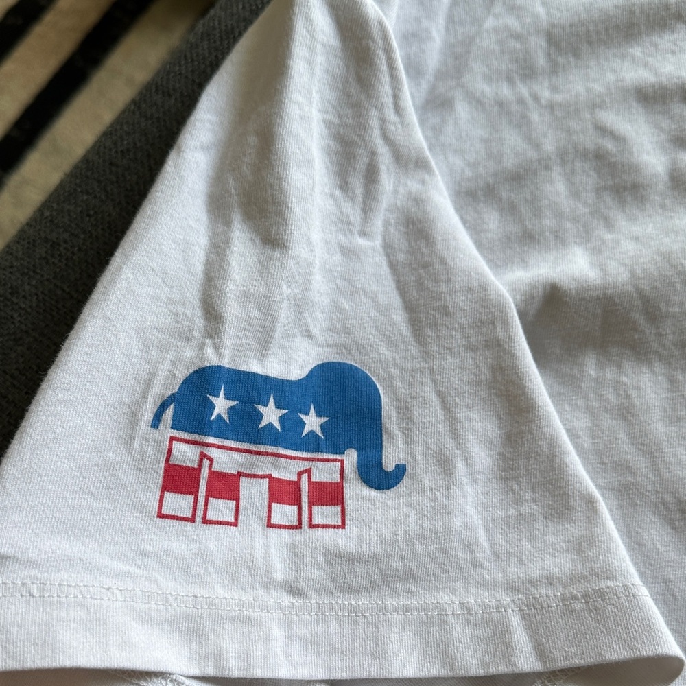 Vineyard Vines Oversized White Short Sleeve Tee with Pocket - Picture 5 of 9
